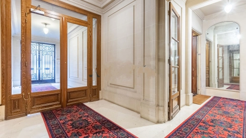 À vendre à Paris Auteuil appartement de 2/3 pièces de 61 m2 RDC