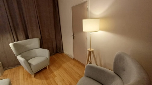 Location sur la Place de la Nation - Salle au deux fauteuils