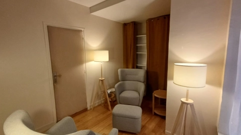 Location sur la Place de la Nation - Salle au deux fauteuils