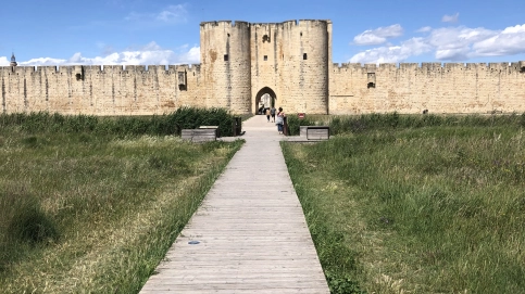 Aigues-Mortes intra-muros – Cabinet calme 32 m² – Idéal libéral