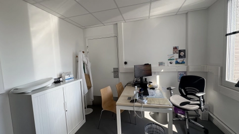 A louer locaux aménagés activités (para)médicales avec parking