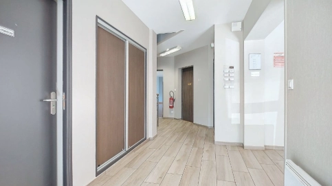 à Louer - Bureau/cabinet de standing au RDC - 70,5m2