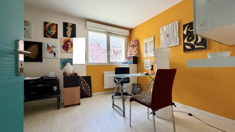 MAISON AVEC CABINET MÉDICAL À USAGE DIVERS