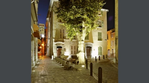 Local professionnel entièrement refait à neuf libre courant Janv