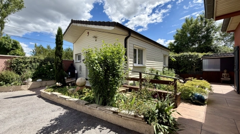 MAISON AVEC CABINET MÉDICAL À USAGE DIVERS