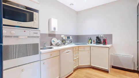 à Louer - Bureau/cabinet de standing au RDC - 70,5m2