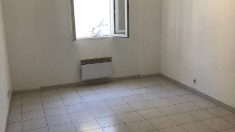 Aigues-Mortes intra-muros – Cabinet calme 32 m² – Idéal libéral