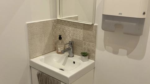 LOCAL PROFESSIONNEL CLÉ EN MAIN-2  BUREAUX + JARDIN- PARKING-