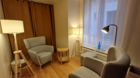 Location sur la Place de la Nation - Salle au deux fauteuils