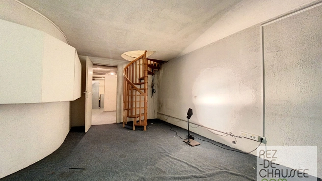 BUREAUX A LOUER AVEC PARKINGS, JARDIN et SOUPLEX.
