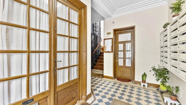 Mairie de Vincennes. Charmant local professionnel de 49 m2