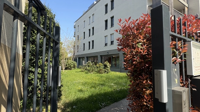 À Louer - Locaux Professionnels avec Places de Parking