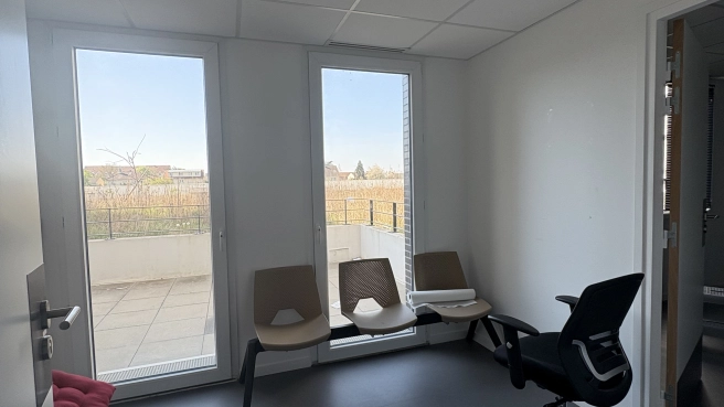A louer locaux aménagés activités (para)médicales avec parking