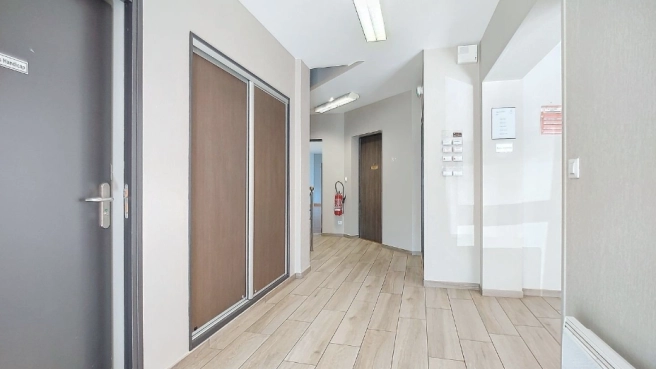 à Louer - Bureau/cabinet de standing au RDC - 70,5m2