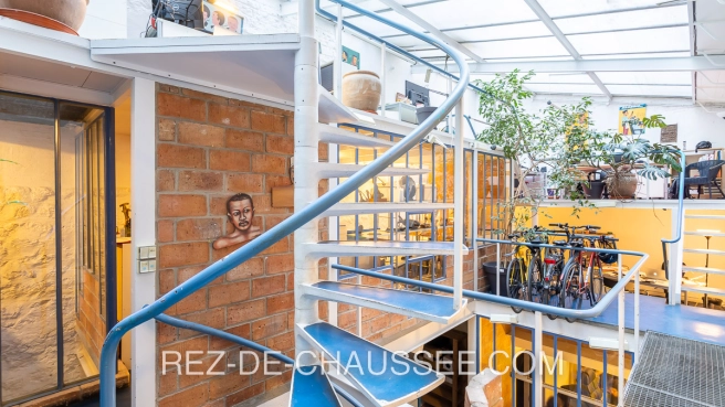 QUARTIER DES METALLOS LOCAL COMMERCIAL TRES LUMINEUX.