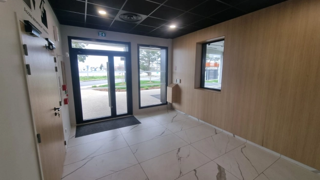 A VENDRE (BRUGES) – LOCAUX PROFESSIONNELS PMR PRÉAMENAGÉS