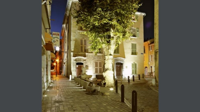 Local ou bureaux pro - Entièrement refait à neuf - LIBRE