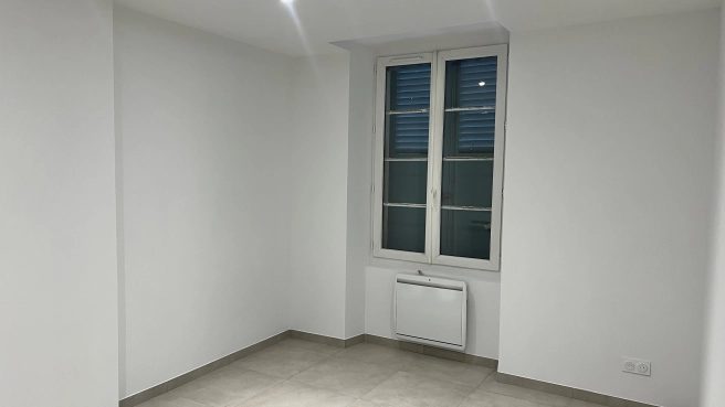 Local ou bureaux pro - Entièrement refait à neuf - LIBRE