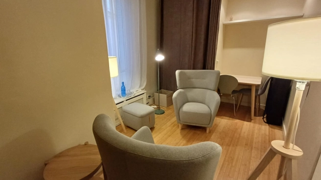 Location sur la Place de la Nation - Salle au deux fauteuils