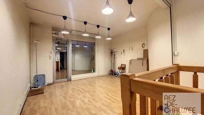 BUREAUX A LOUER AVEC PARKINGS, JARDIN et SOUPLEX.