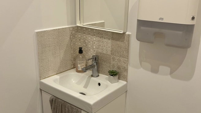 LOCAL PROFESSIONNEL CLÉ EN MAIN-2  BUREAUX + JARDIN- PARKING-
